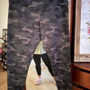 Natural Reflections Camouflage Leggings - Black and Gray